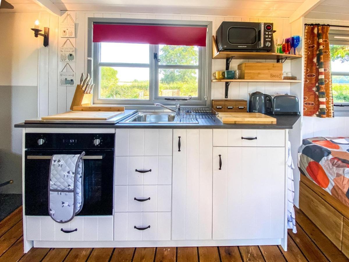 The Hideaway Hut - 1 Bed Shepherds Hut - Hereford Apartment Exterior photo